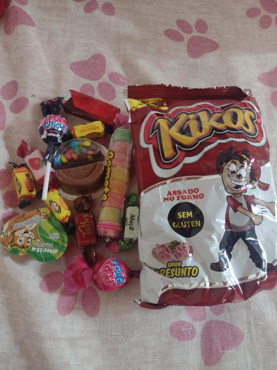 Imagem compartilhada do conteúdo do pacote entregue às crianças